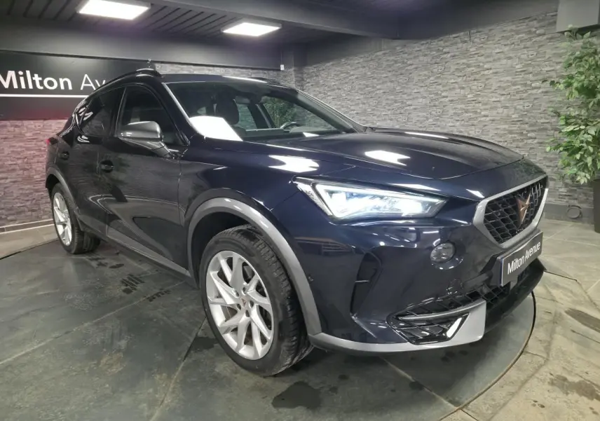 Vue 3/4 avant droite d'un CUPRA Formentor bleu pétrole avec jantes alliage 18'' et détails contrastants Dark Alu.