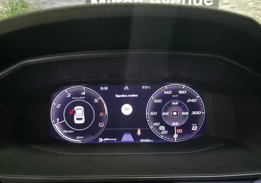 Combiné d'instruments digital du tableau de bord de la CUPRA Formentor 2.0 TDI, affichant la vitesse et alertes.