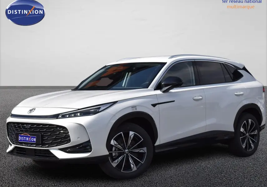 MG Motor EHS 1.5 Hybrid+ blanc en vue 3/4 avant droit avec calandre large et jantes noires distinctives.