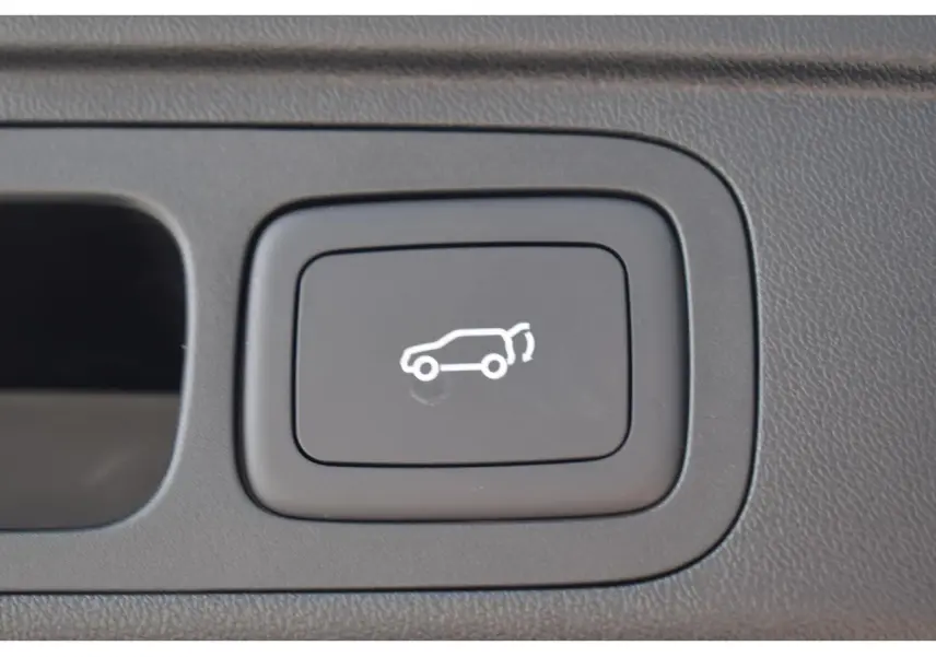 Bouton intérieur noir avec symbole blanc d'ouverture du coffre, sur MG MOTOR EHS 1.5 Hybrid+ 224 ch Luxury blanc 2026.