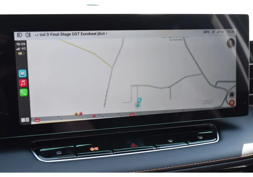 Écran tactile central affichant la navigation du MG MOTOR EHS 1.5 Hybrid+ 224 ch Luxury, intérieur moderne avec finitions noires.