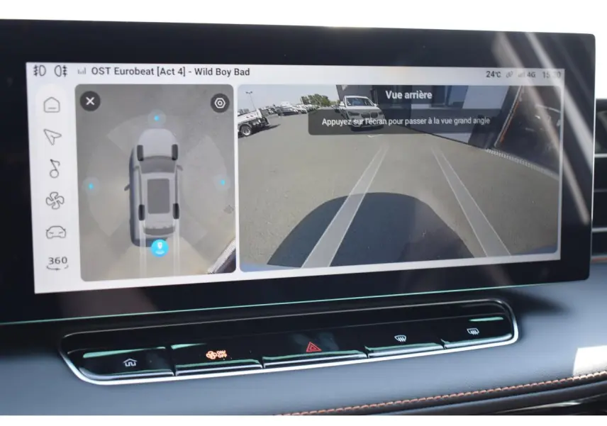 Écran tactile intérieur du MG MOTOR EHS 1.5 Hybrid+ 224 ch Luxury 2026 montrant la vue arrière caméra et l'affichage 360° du véhicule blanc.