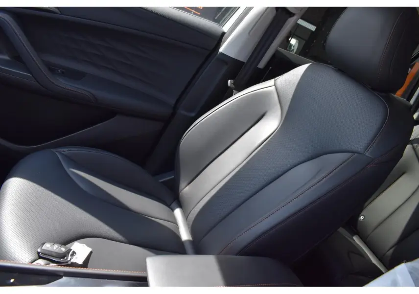Gros plan sur le siège avant droit en cuir noir avec surpiqûres marron du MG Motor EHS 1.5 Hybrid+ blanc 2026.