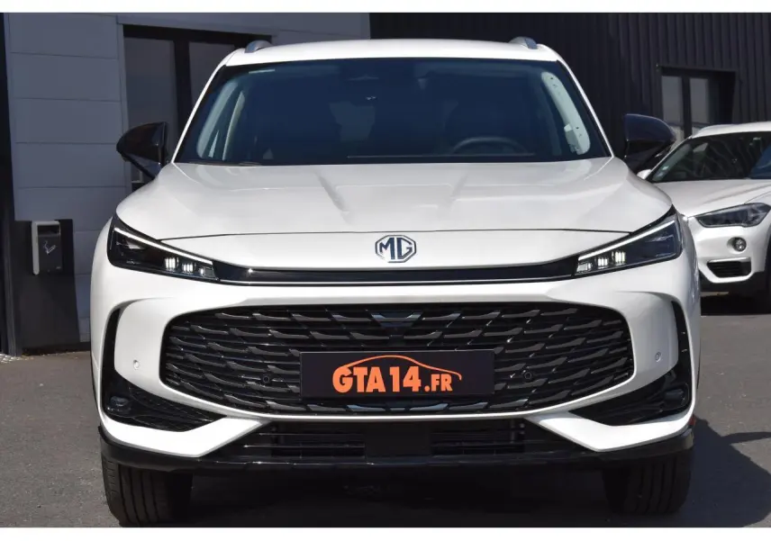 Vue avant d’un MG MOTOR EHS blanc 2026, version Hybrid+ Luxury, avec calandre large et phares LED fins.