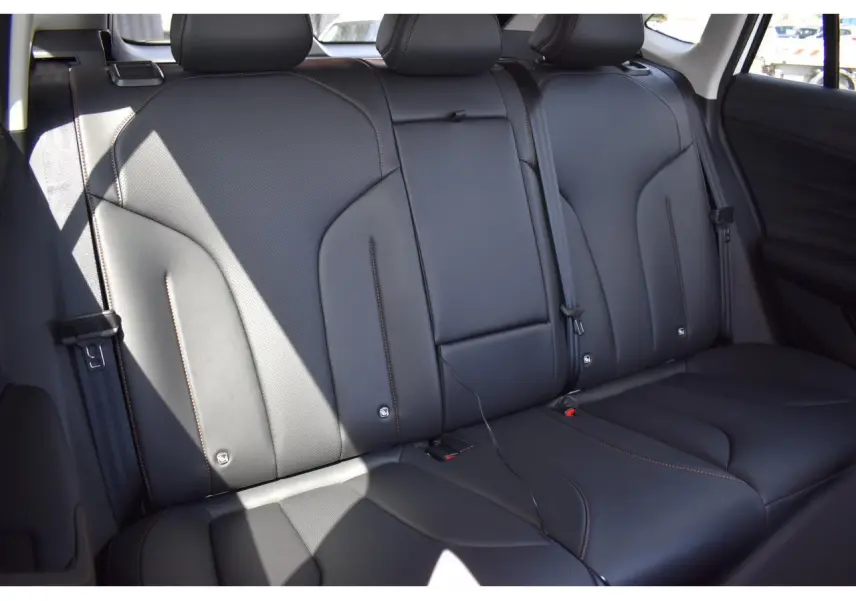 Vue intérieure des sièges arrière en cuir noir avec surpiqûres contrastantes du MG MOTOR EHS 1.5 Hybrid+ 224 ch Luxury 2026.