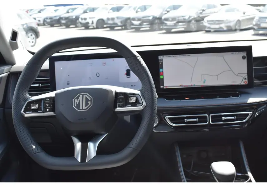 Vue intérieure du tableau de bord du MG MOTOR EHS 1.5 Hybrid+ 224 ch Luxury 2026, avec volant et écrans numériques.