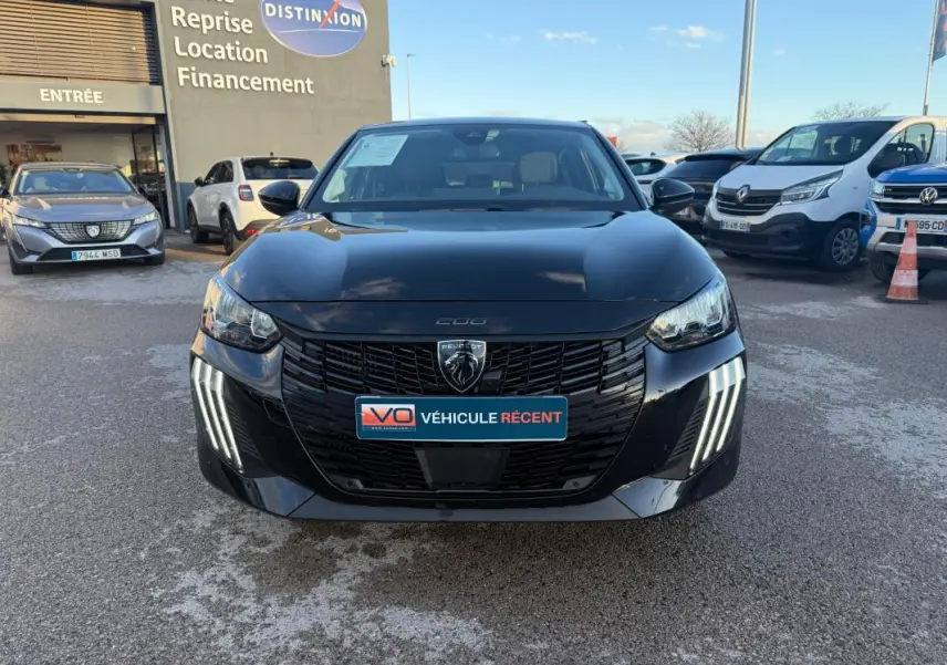 Vue de face d'une Peugeot 208 Hybrid 110 noire, avec ses phares LED distinctifs et la calandre noire brillante.