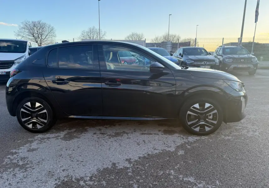 Profil côté gauche d'une Peugeot 208 Hybrid 110 e-DCS6 Allure noire de 2024 avec jantes alliage 16 pouces.