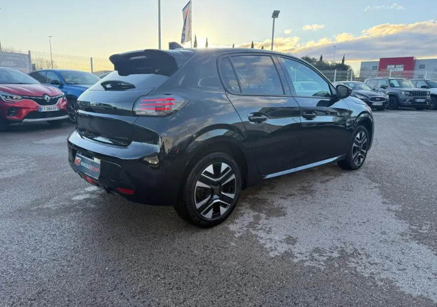 Peugeot 208 Hybrid noir vue 3/4 arrière droit, avec jantes alliage 16 pouces et antenne requin sur toit.