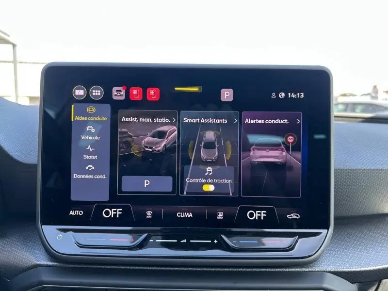 Écran tactile du tableau de bord du SEAT LEON ST 2025 affichant les aides à la conduite et assistants de sécurité.