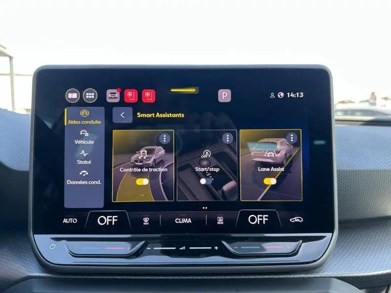 Écran tactile central du tableau de bord du SEAT LEON ST 2025 affichant les assistants de conduite.