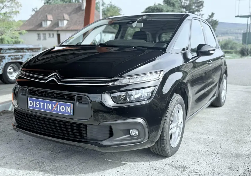Vue 3/4 avant droit d'une Citroën C4 Spacetourer noire avec calandre chromée et jantes argentées.