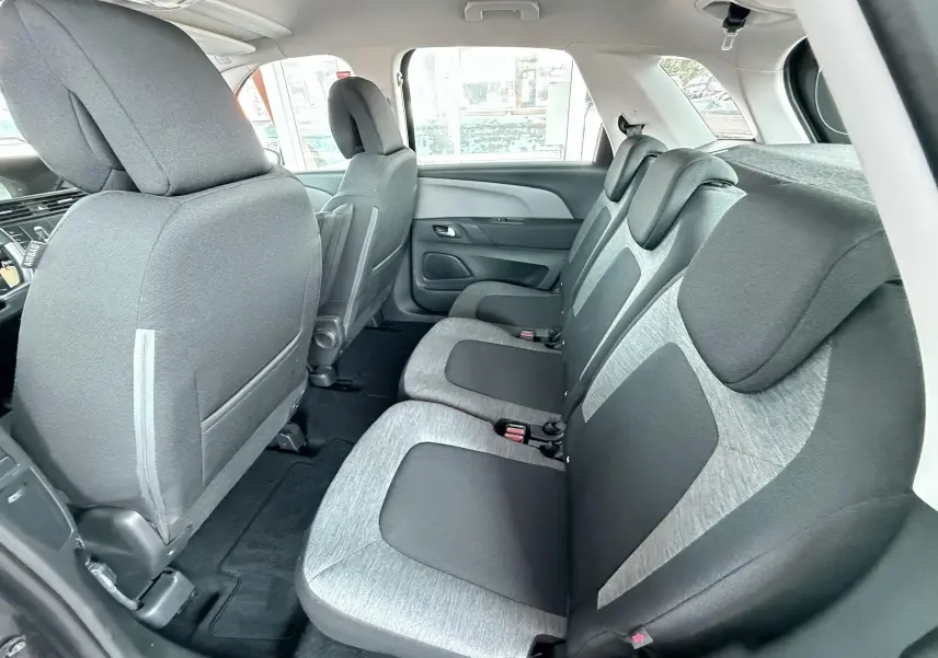 Vue intérieure côté droit des sièges arrière en tissu gris et noir du Citroën C4 Spacetourer 2019.