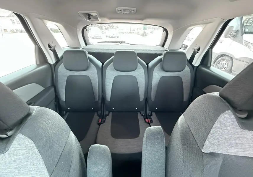 Vue intérieure arrière montrant les sièges tissu gris et noir du Citroën C4 Spacetourer 2019.