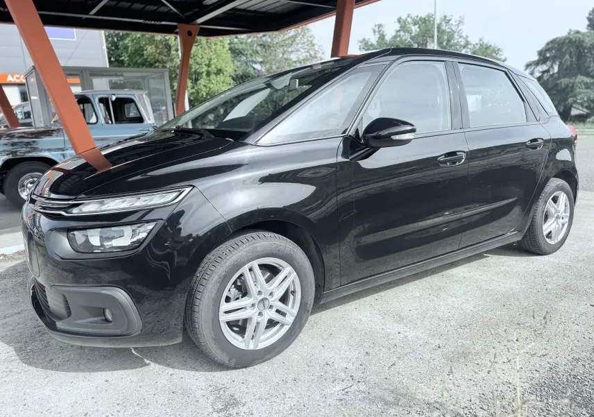 Citroën C4 Spacetourer noir vue 3/4 avant droit sous abri, avec jantes alliage et carrosserie lisse.