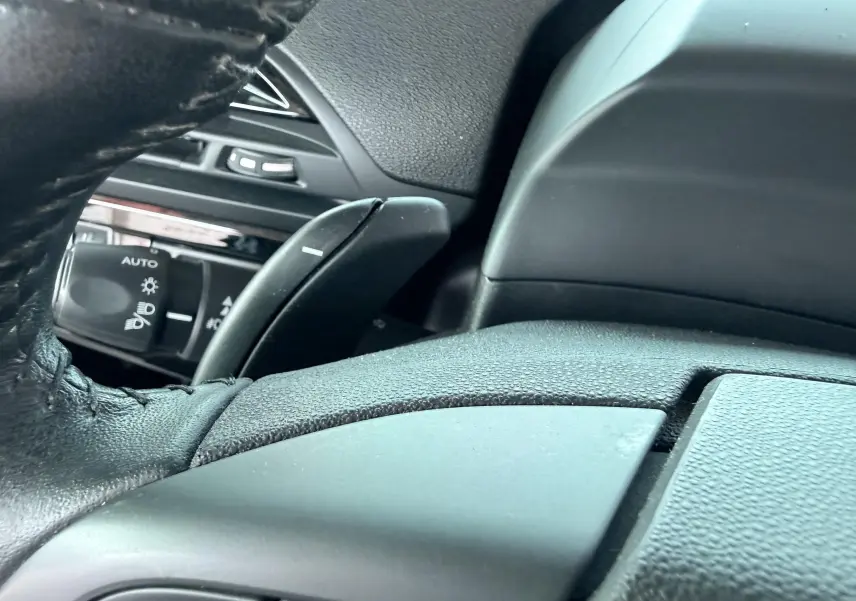 Gros plan sur le volant noir et la commande des phares du tableau de bord d’une Citroën C4 Spacetourer 2019.