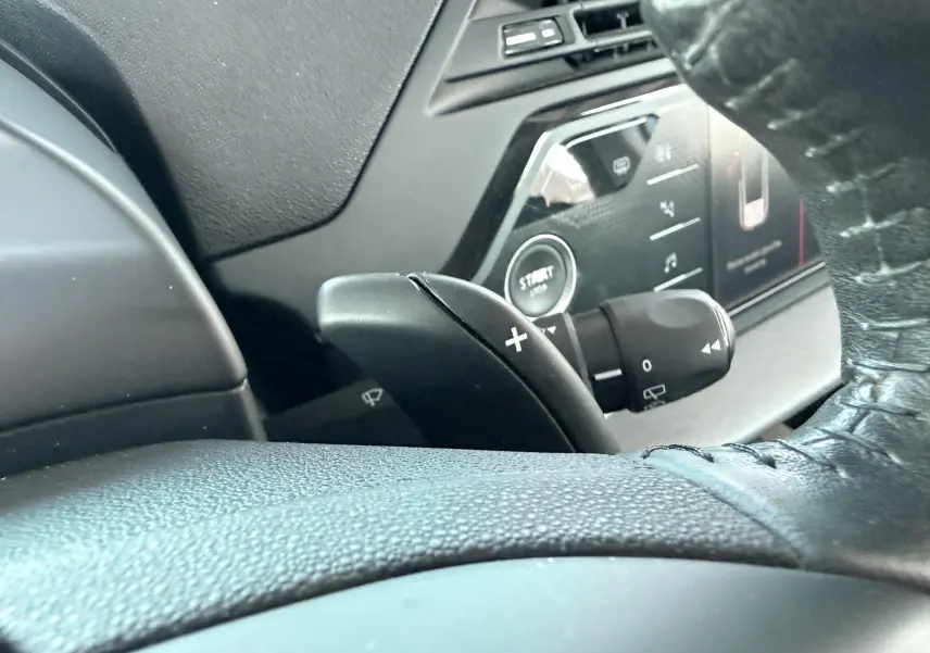 Gros plan sur la commande de palette de changement de vitesse côté droit du volant noir du Citroën C4 Spacetourer.