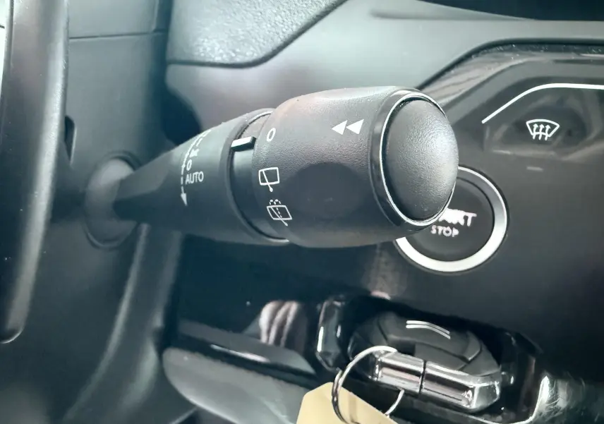 Gros plan sur la commande d’essuie-glace et le bouton start/stop du tableau de bord du Citroën C4 Spacetourer noir.