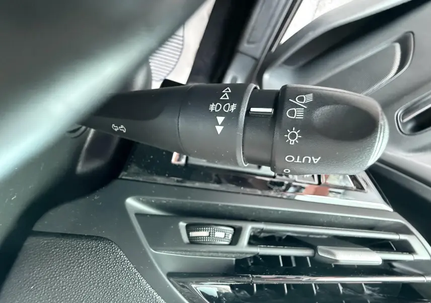 Gros plan sur la commande des phares et clignotants dans l’habitacle noir du Citroën C4 Spacetourer 2019.