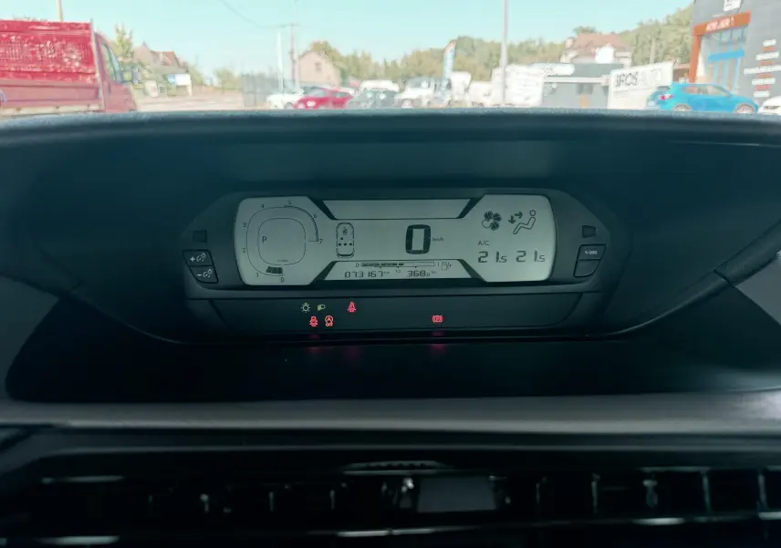 Tableau de bord numérique de Citroën C4 Spacetourer 2019, affichage vitesse et climatisation en intérieur noir.
