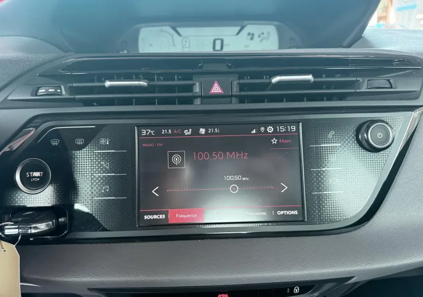 Vue rapprochée du tableau de bord noir du Citroën C4 Spacetourer 2019 avec écran tactile radio et commandes climatisation.