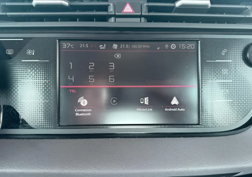 Écran tactile central du tableau de bord de la Citroën C4 Spacetourer noir, affichant les options Bluetooth et Android Auto.