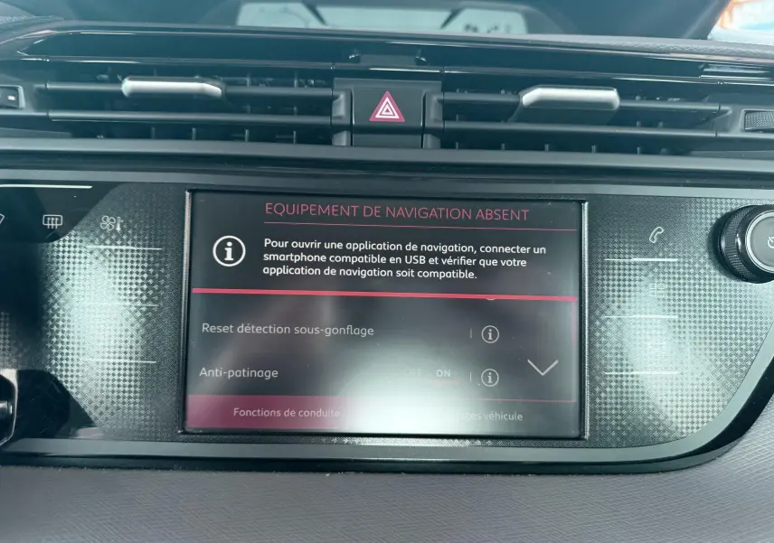 Écran central du tableau de bord d'une Citroën C4 Spacetourer noir, affichant un message d'absence d'équipement de navigation.