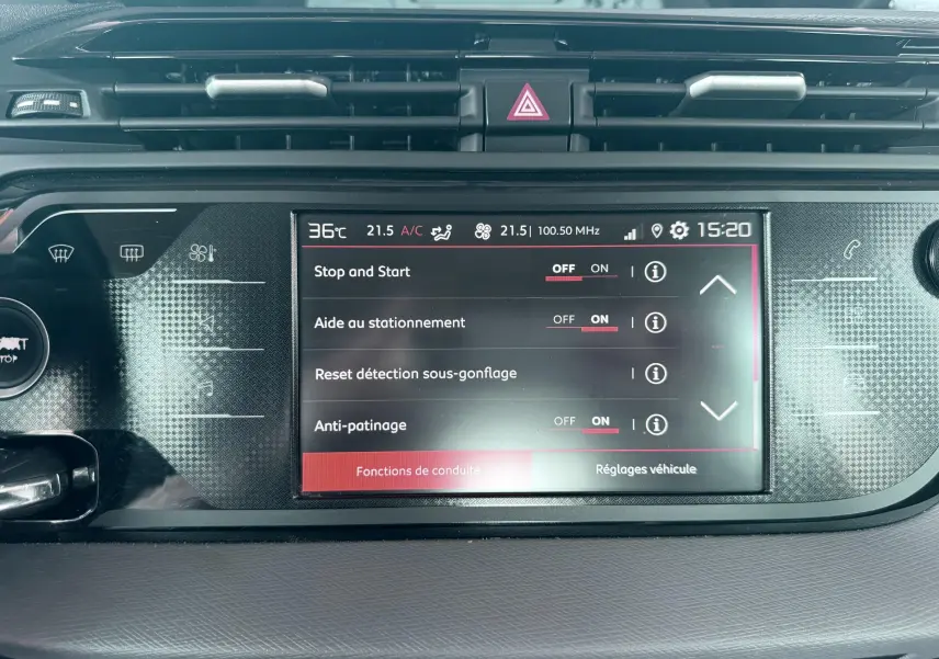 Écran tactile central du tableau de bord du Citroën C4 Spacetourer noir, affichant les réglages de conduite.