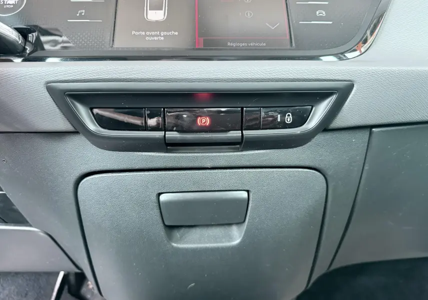 Vue rapprochée du tableau de bord gris noir du Citroën C4 Spacetourer 2019 avec bouton frein à main électronique allumé.
