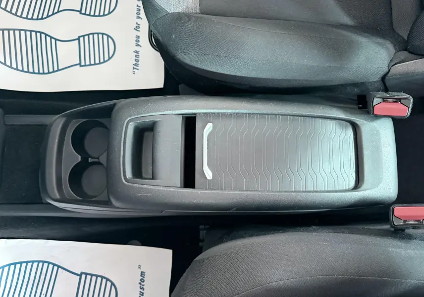 Vue plongeante sur la console centrale noire avec porte-gobelets et accoudoir coulissant du Citroën C4 Spacetourer 2019.