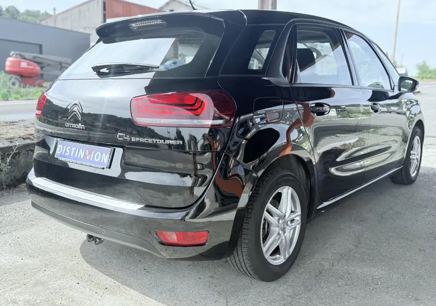 Vue 3/4 arrière droite d'une Citroën C4 Spacetourer noire avec feux arrière distinctifs et jantes argentées.