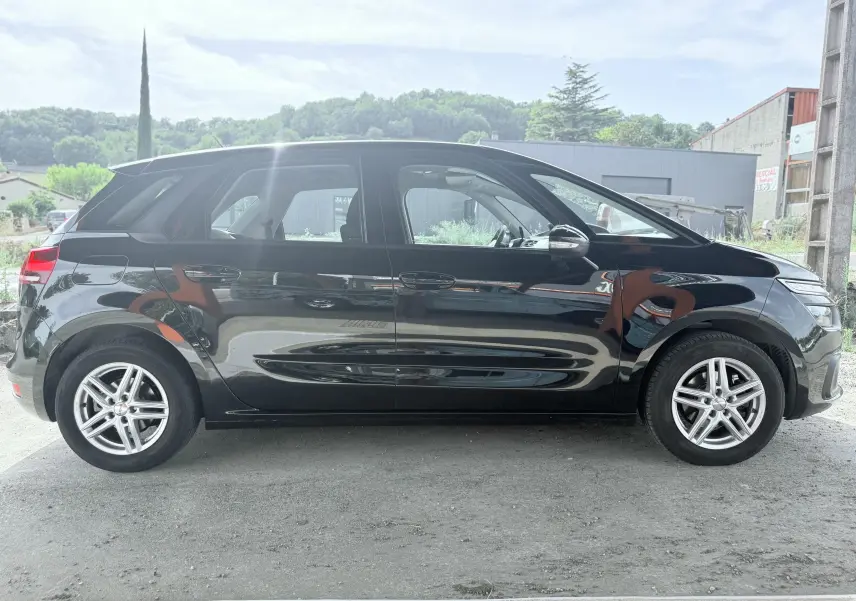 Vue latérale droite d'une Citroën C4 Spacetourer noire de 2019, avec jantes alliage et carrosserie brillante.