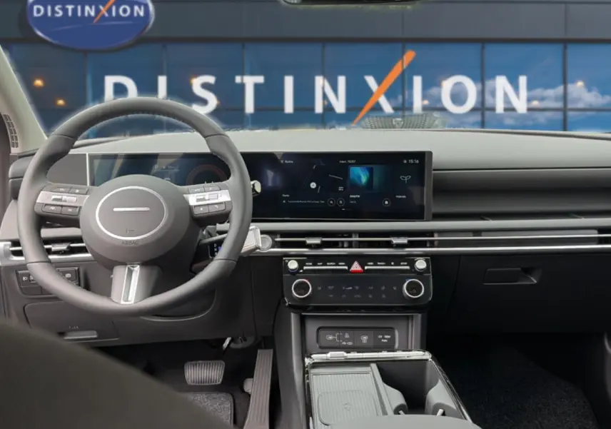 Vue intérieure avant du Hyundai Tucson gris shimmering 2026, avec tableau de bord moderne et écran tactile panoramique.