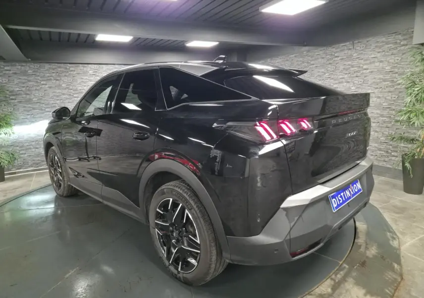 Peugeot 3008 noir vue 3/4 arrière droit, feux arrière LED à 3 griffes et jantes alliage 19 pouces diamantées.