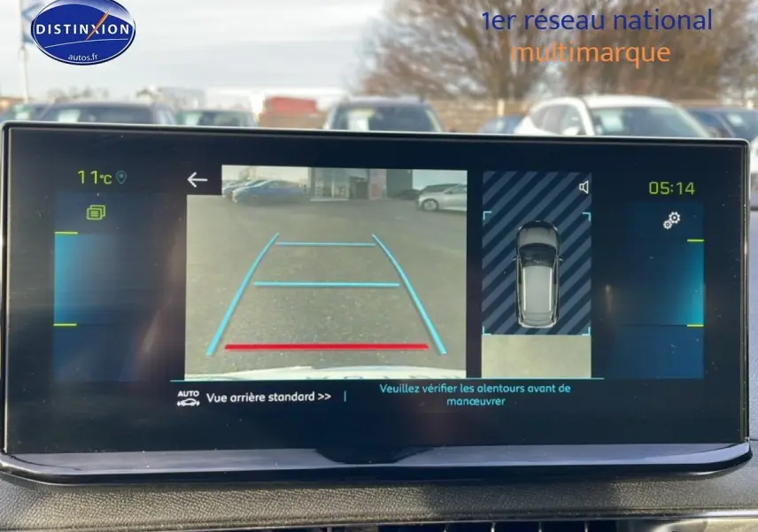 Écran tactile intérieur montrant la caméra de recul et l’aide au stationnement du Peugeot 3008 bleu 2024.
