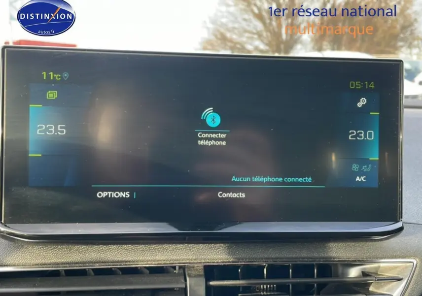 Écran tactile central du tableau de bord du Peugeot 3008 bleu, affichant la connexion Bluetooth et la climatisation.