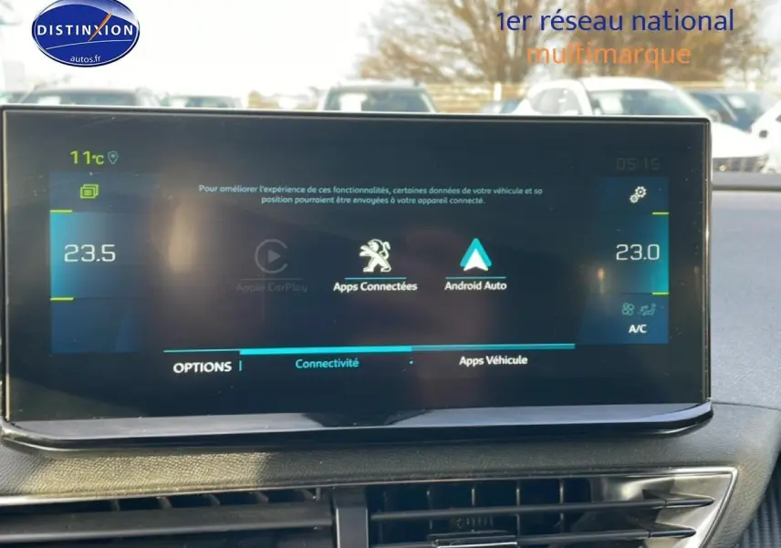 Écran tactile central du Peugeot 3008 2024 affichant les options de connectivité avec vue sur la planche de bord.