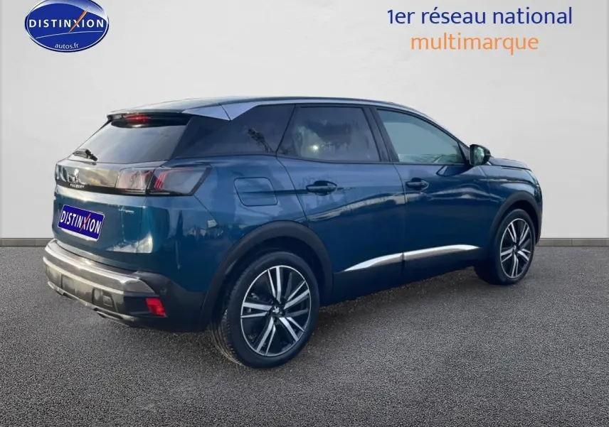 Peugeot 3008 hybride bleu en 3/4 arrière droit, avec jantes alu et vitres surteintées.