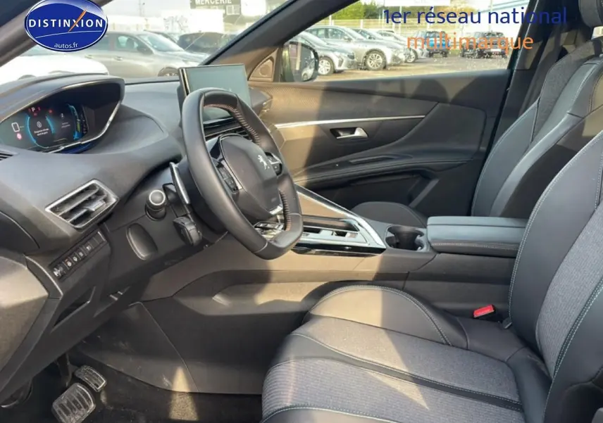 Vue intérieure côté conducteur du Peugeot 3008 bleu 2024, mettant en valeur le volant multifonction et les sièges en tissu et cuir.