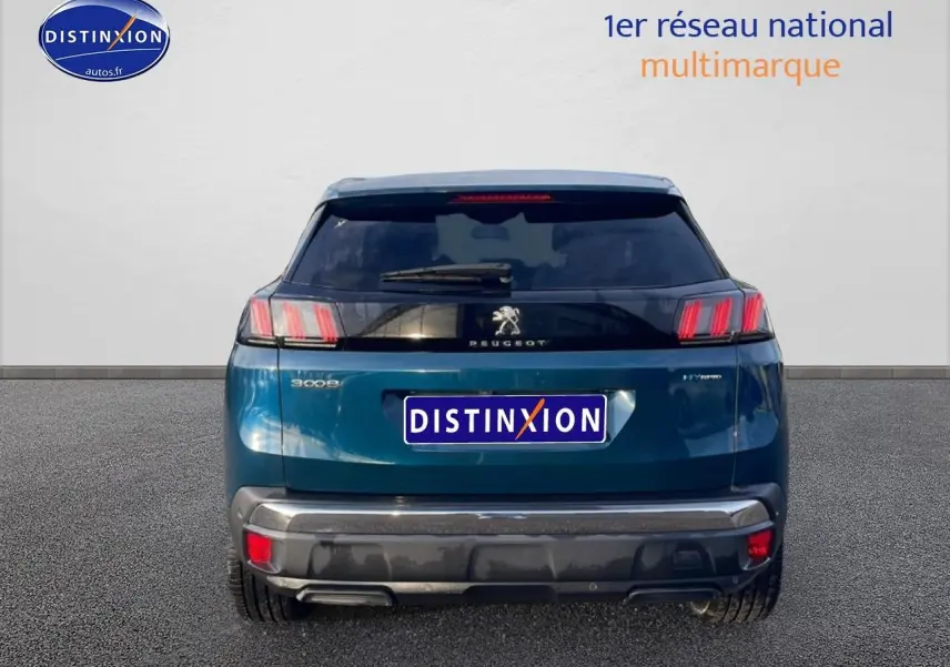 Vue arrière d'un Peugeot 3008 bleu 2024 avec feux LED caractéristiques et logo central sur hayon noir.