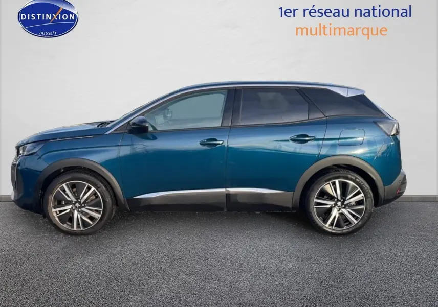 Profil droit d’un Peugeot 3008 bleu 2024 avec jantes alliage et vitres arrière surteintées.
