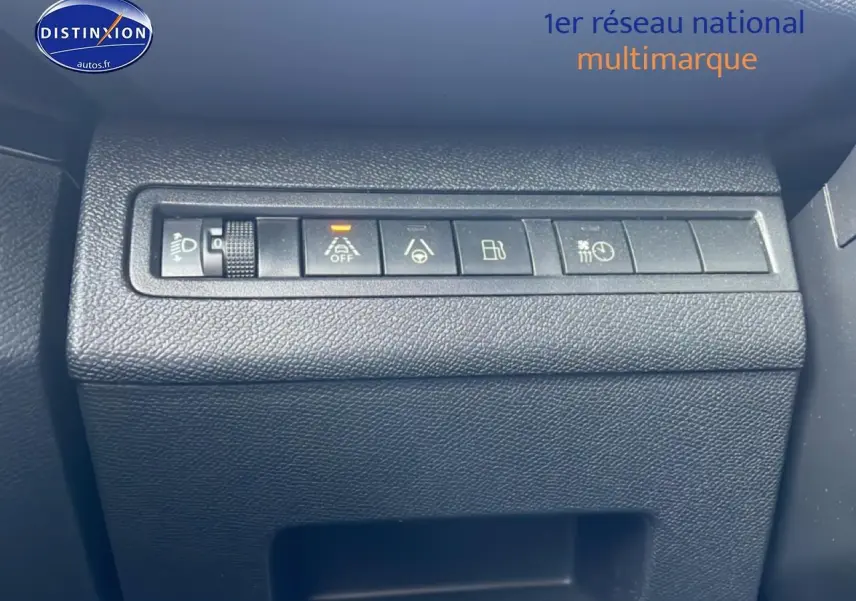 Gros plan sur la rangée de boutons de commande noire dans l'habitacle du Peugeot 3008 bleu hybride 2024.