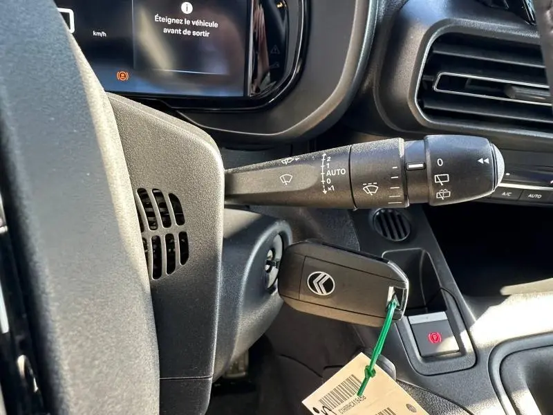 Gros plan sur la commande d'essuie-glace et le contacteur du tableau de bord noir du Citroën Berlingo 2025.