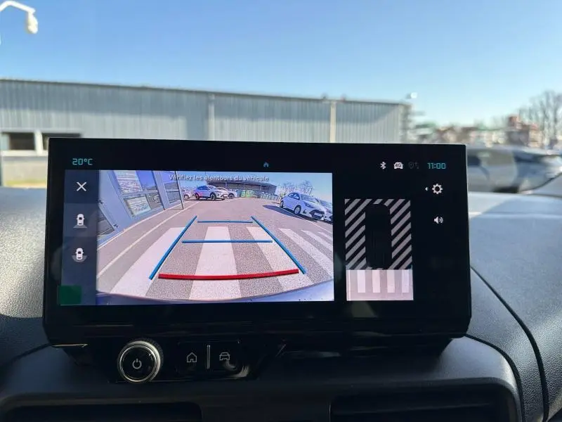 Écran tactile intérieur du Citroën Berlingo 2025 affichant la caméra de recul et les lignes de guidage en vue arrière.