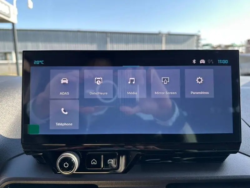 Écran tactile central du tableau de bord du Citroën Berlingo 2025 affichant les menus ADAS, Média et Téléphone.
