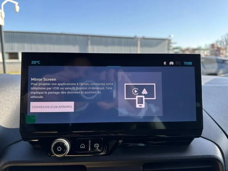 Écran tactile central du tableau de bord du Citroën Berlingo 2025 affichant la fonction Mirror Screen.