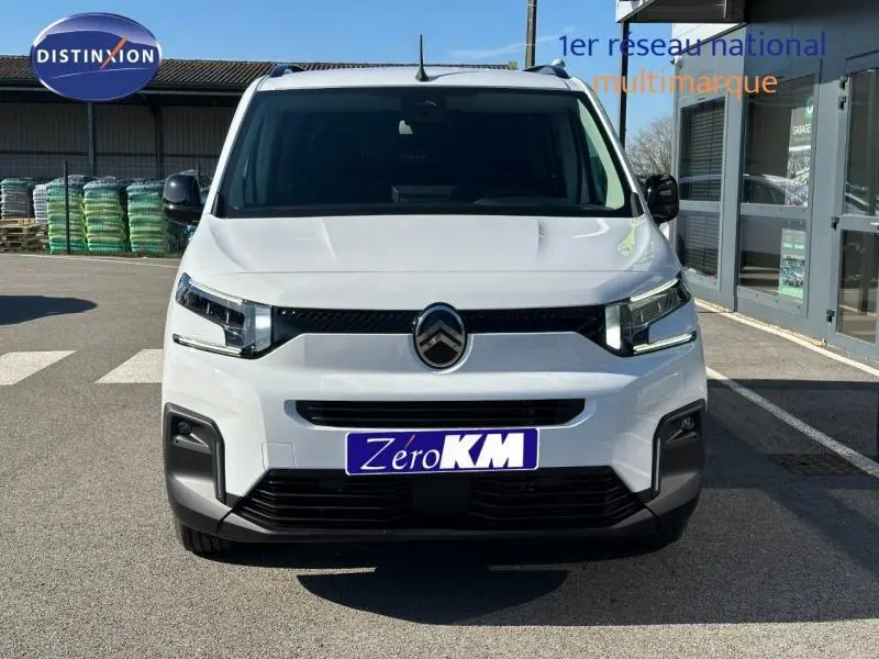 Vue avant d'un Citroën Berlingo blanc 2025 avec calandre noire et phares LED modernes.