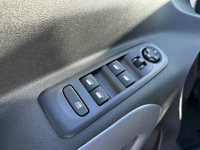 Gros plan sur les commandes des vitres électriques côté conducteur du Citroën Berlingo 2025 en finition Urban Grey.