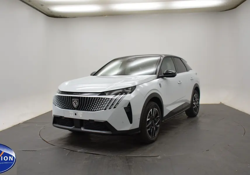 Peugeot 3008 blanc Okenite vue 3/4 avant droit, toit noir et calandre au design moderne en studio.