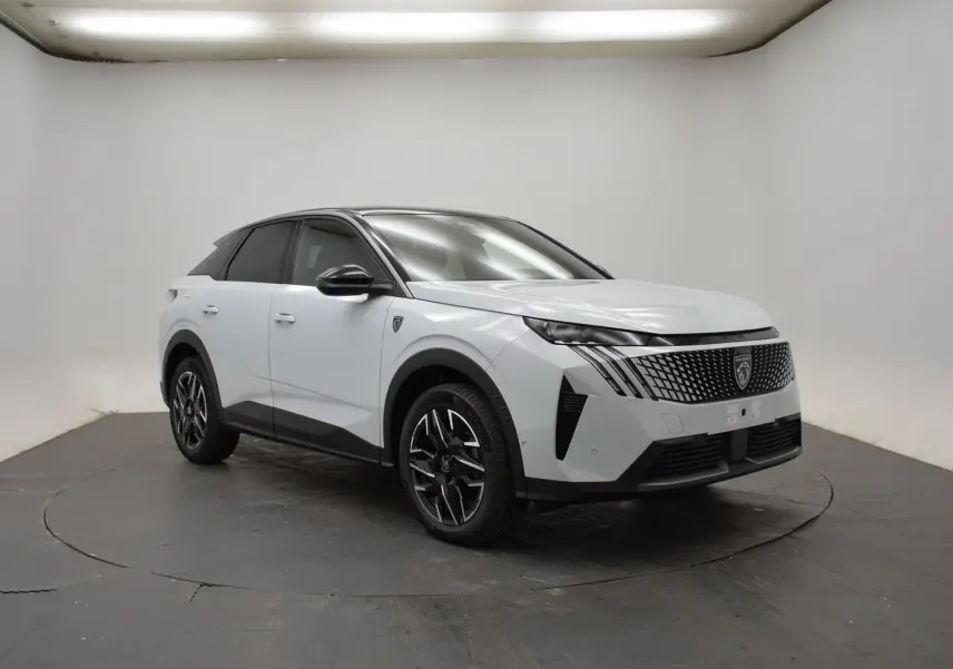 Peugeot 3008 III Hybrid blanc Okenite en 3/4 avant droit, toit noir et jantes alliage distinctives.
